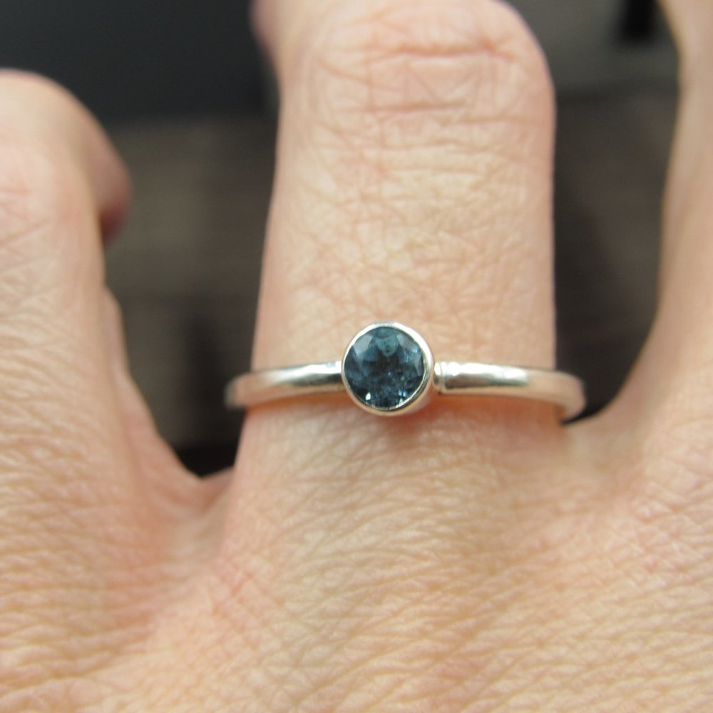 Size 8.25 Sterling Silver Round Blue Topaz Simple Band Ring Vintage - Picture 4 of 7